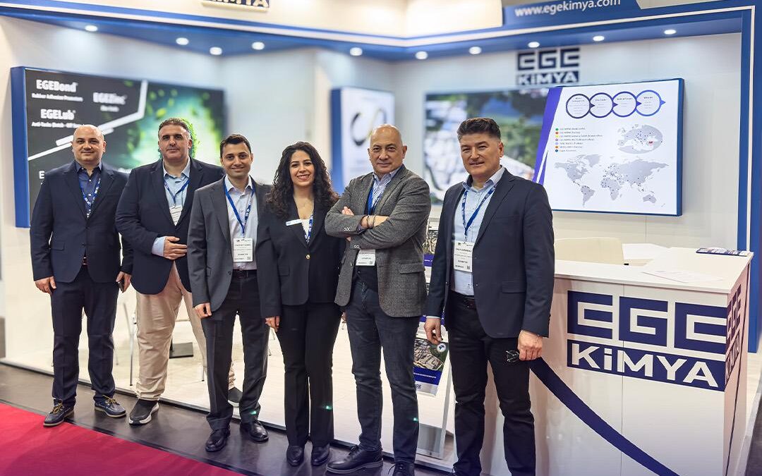 Ege Kimya ekibinin Tire Technology Expo 2026 Hannover fuarındaki stand önünde çekilmiş toplu hatıra fotoğrafı.