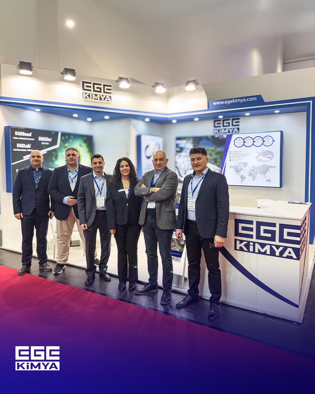 Ege Kimya ekibinin Tire Technology Expo 2026 Hannover fuarındaki stand önünde çekilmiş toplu hatıra fotoğrafı.