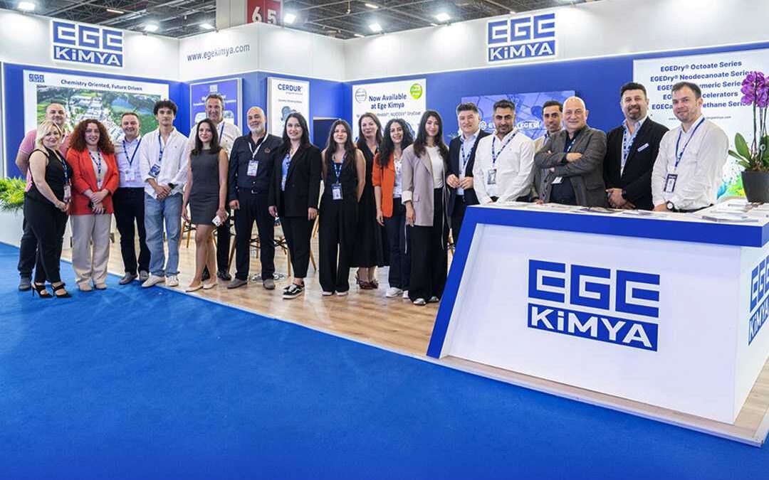 Ege Kimya ekibinin fuar standı önünde çekilmiş toplu hatıra fotoğrafı.
