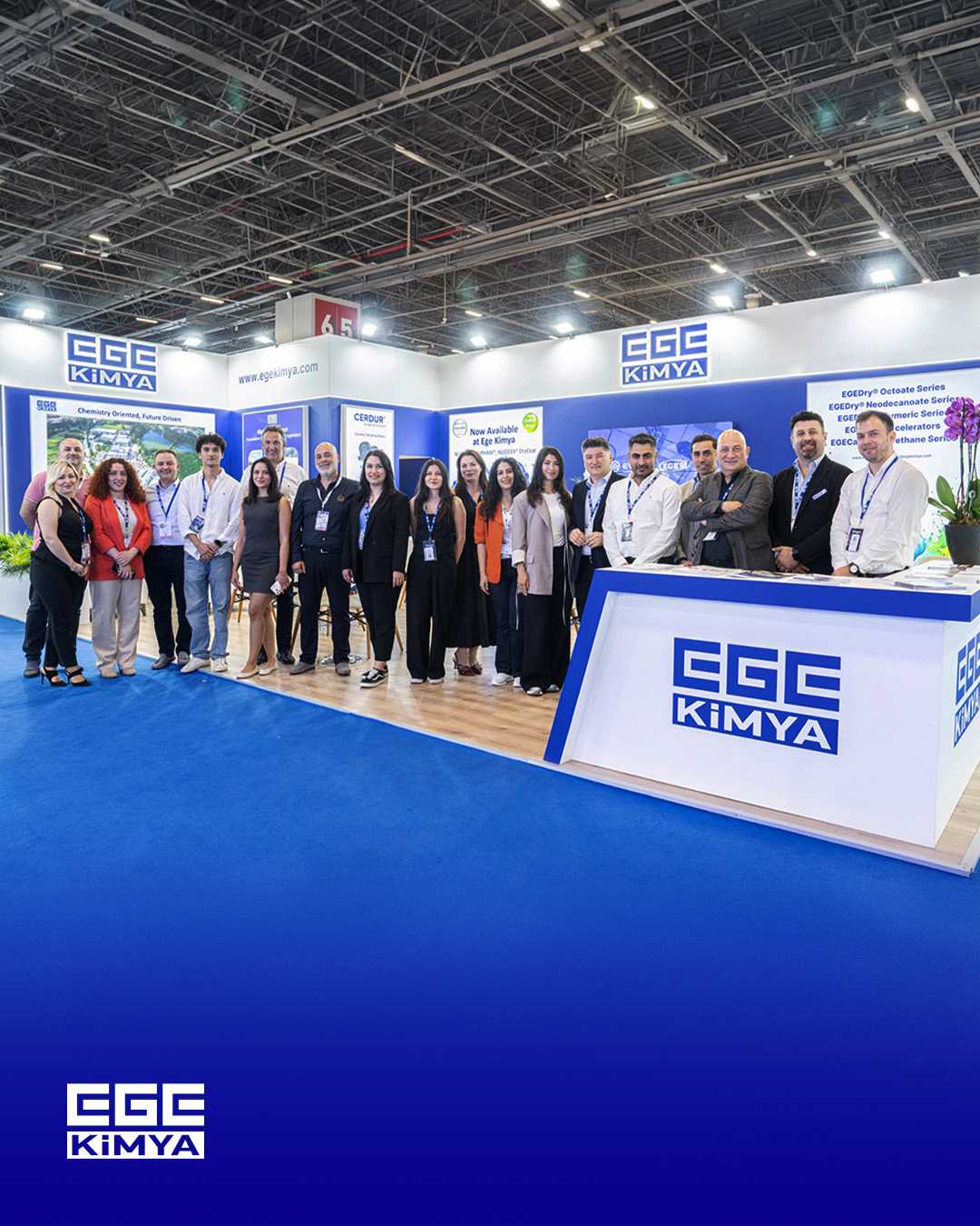 Ege Kimya ekibinin fuar standı önünde çekilmiş toplu hatıra fotoğrafı.