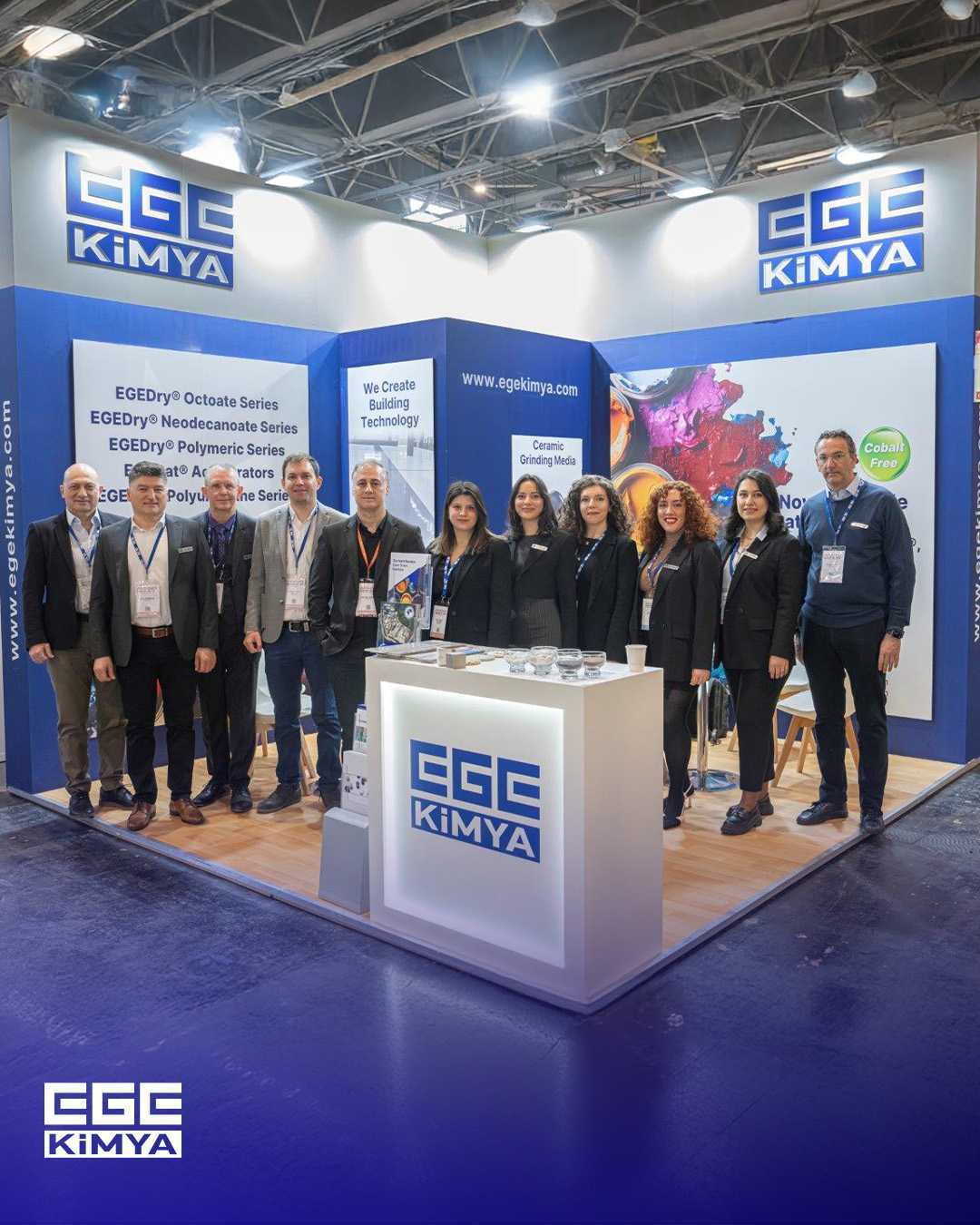 Ege Kimya ekibinin Tire Technology Expo 2026 Hannover fuarındaki stand önünde çekilmiş toplu hatıra fotoğrafı.